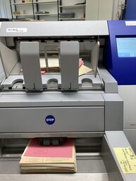 Ein Stapel Belegzettel auf einem Scanner